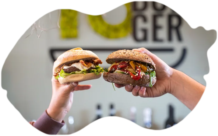 Due amici brindano con i loro hamburger