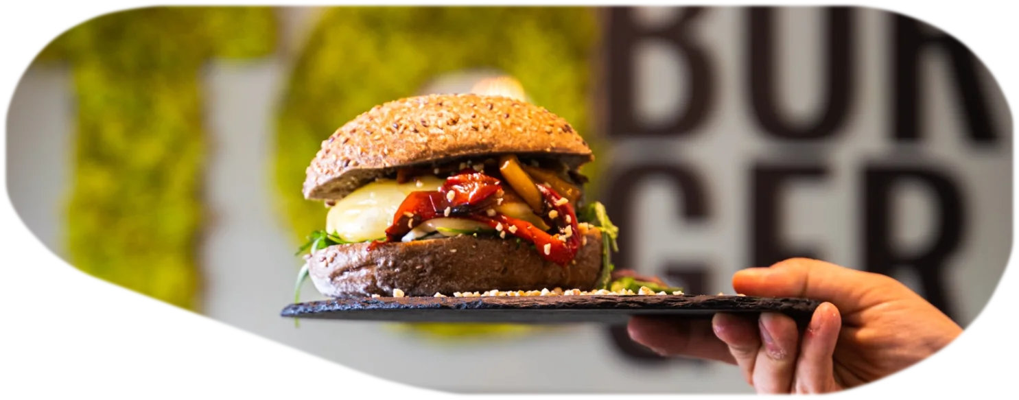 Hamburger servito al tavolo