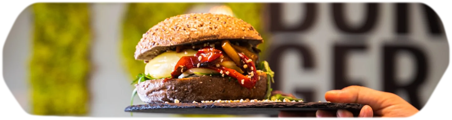 Hamburger servito al tavolo