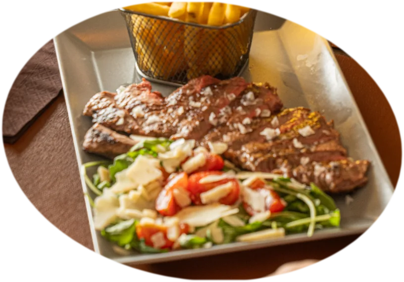 Tagliata di pollo con patatine e insalata
