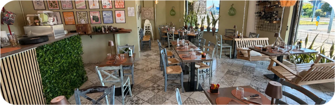 Sala di ToBurger Bistrot con tavoli e parete verde