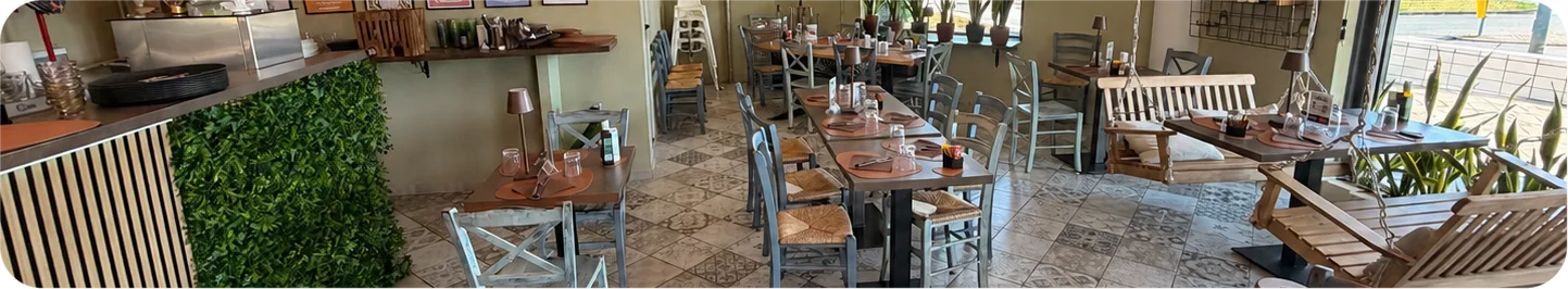 Sala di ToBurger Bistrot con tavoli e parete verde