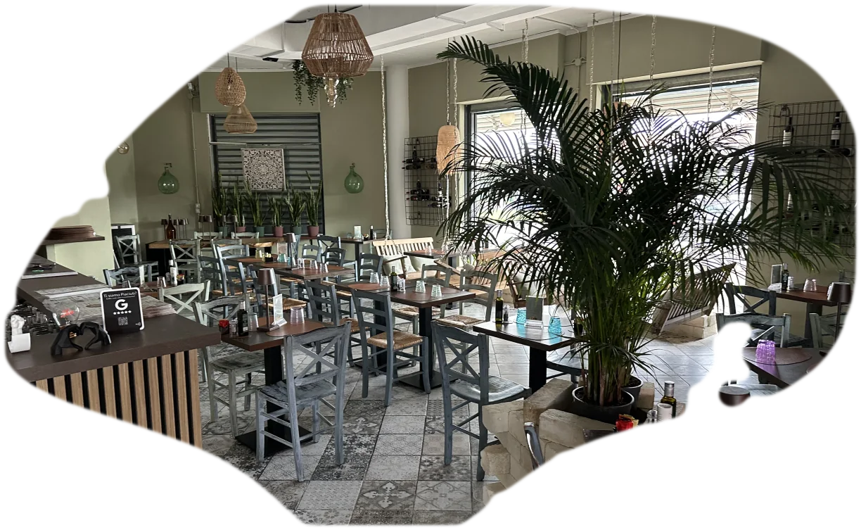 La sala di ToBurger Bistrot con tavoli e piante