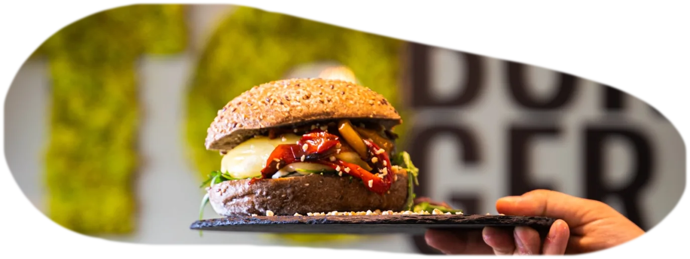 Hamburger servito al tavolo