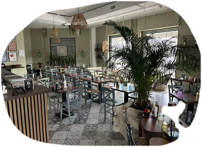 La sala di ToBurger Bistrot con tavoli e piante