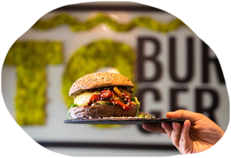 Hamburger servito al tavolo