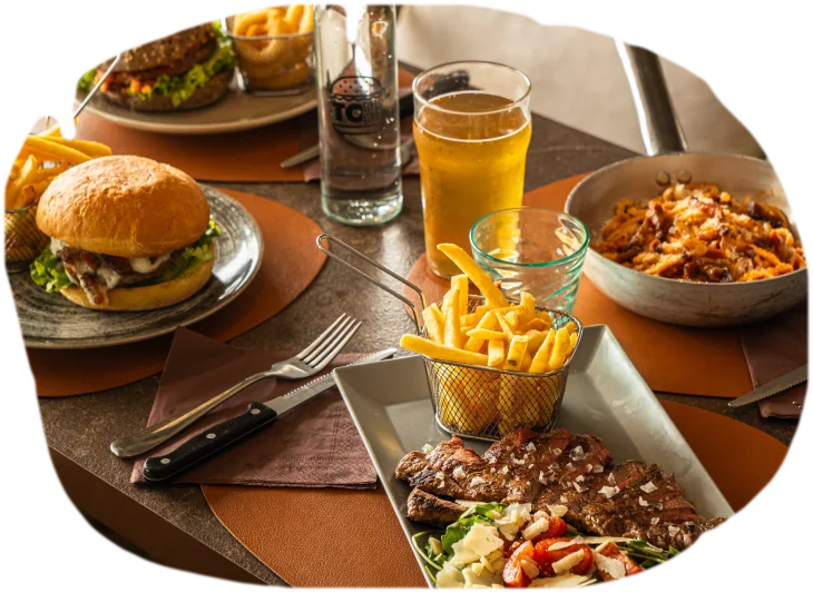 Hamburger, patatine e birra sul tavolo