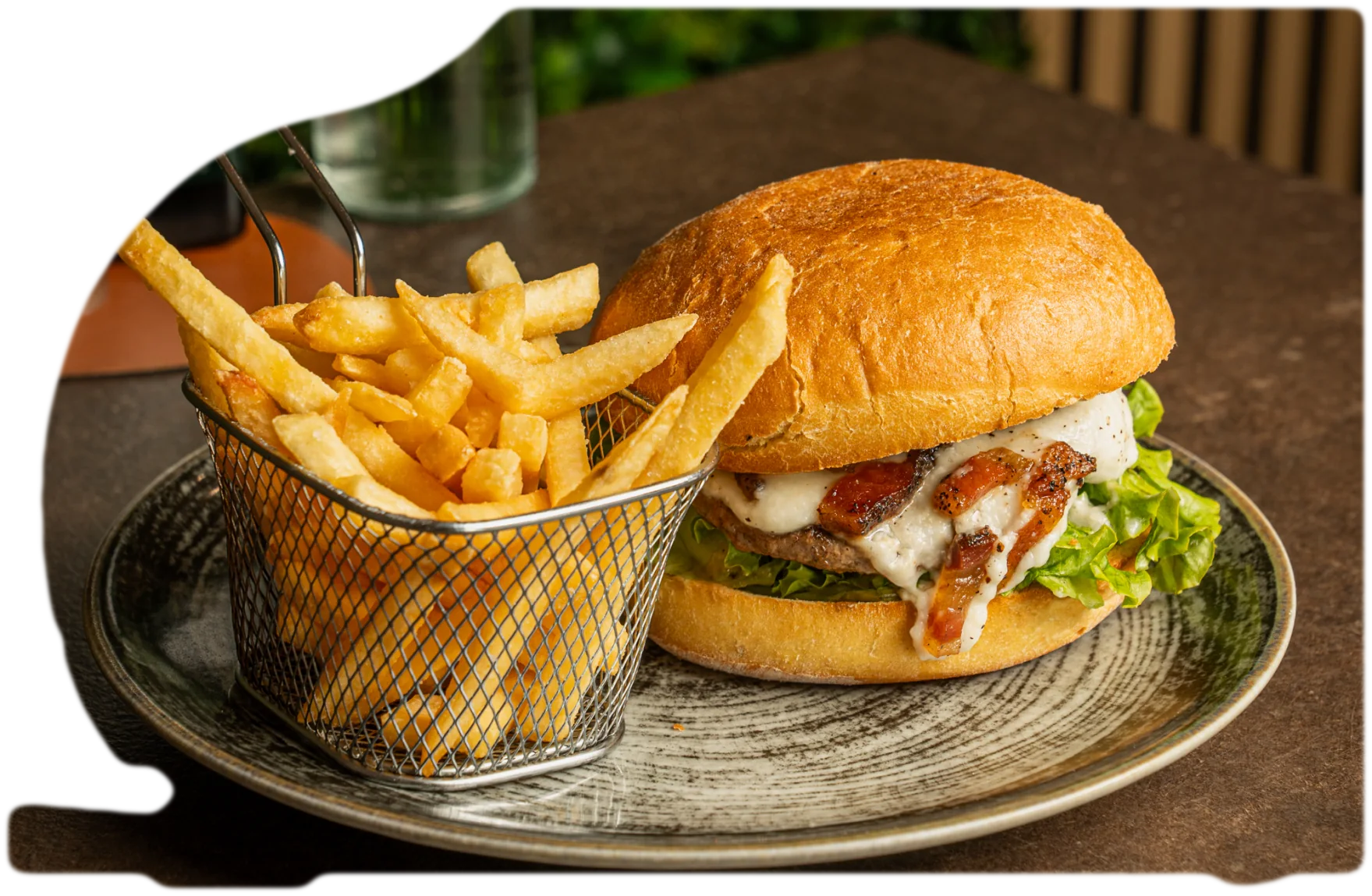 Hamburger con patatine nel cestino di ToBurger Bistrot